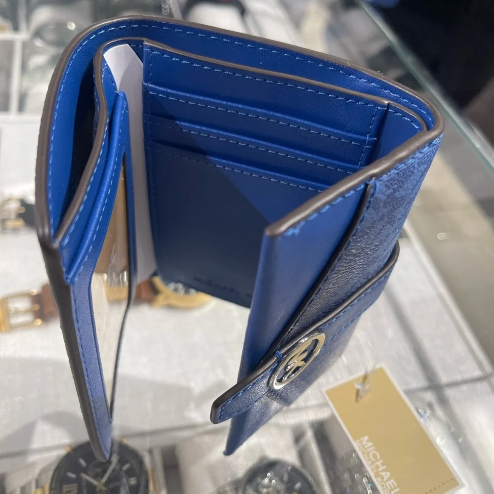 MICHAEL KORS Greenwich Medium Ombré Signature Logo Tri-Fold Wallet
Galaxy Blue - Picture 9 of 16